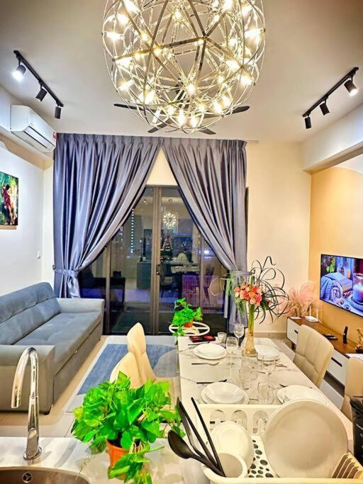 2r2b*1-6+1 Pax*kl City*10mins-klcc Kuala Lumpur